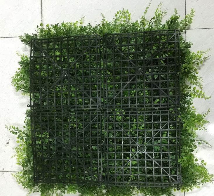 补充说明：仿真植物是模块式的，仿真植物墙的背面设计了网格，并且刚好和钢丝网吻合，安装十分方便。
